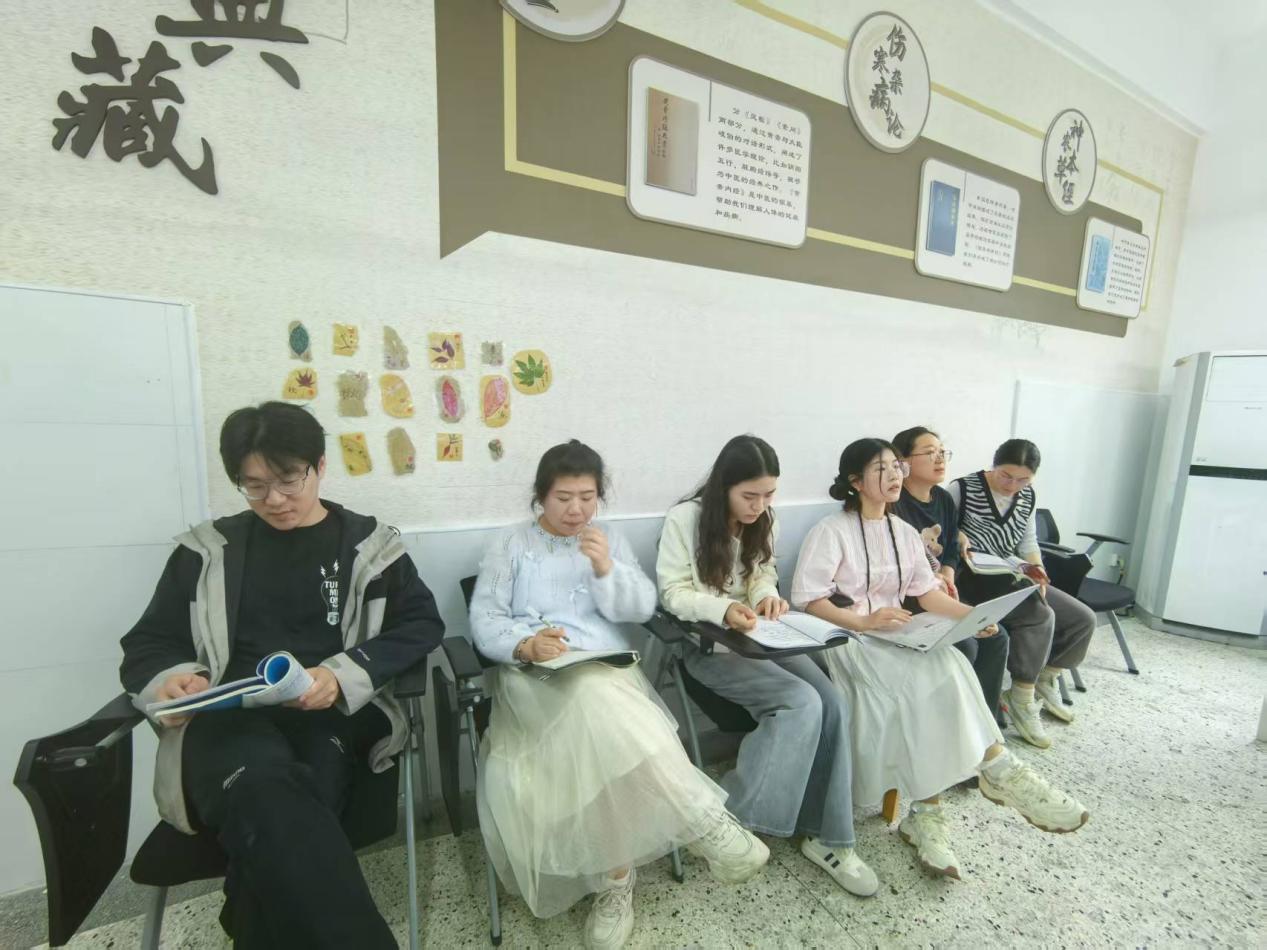 【博学广志】探寻板蓝根的成长密码——南京市金陵小学广志路校区科学组校本主题研修_html_m136620e2.jpg