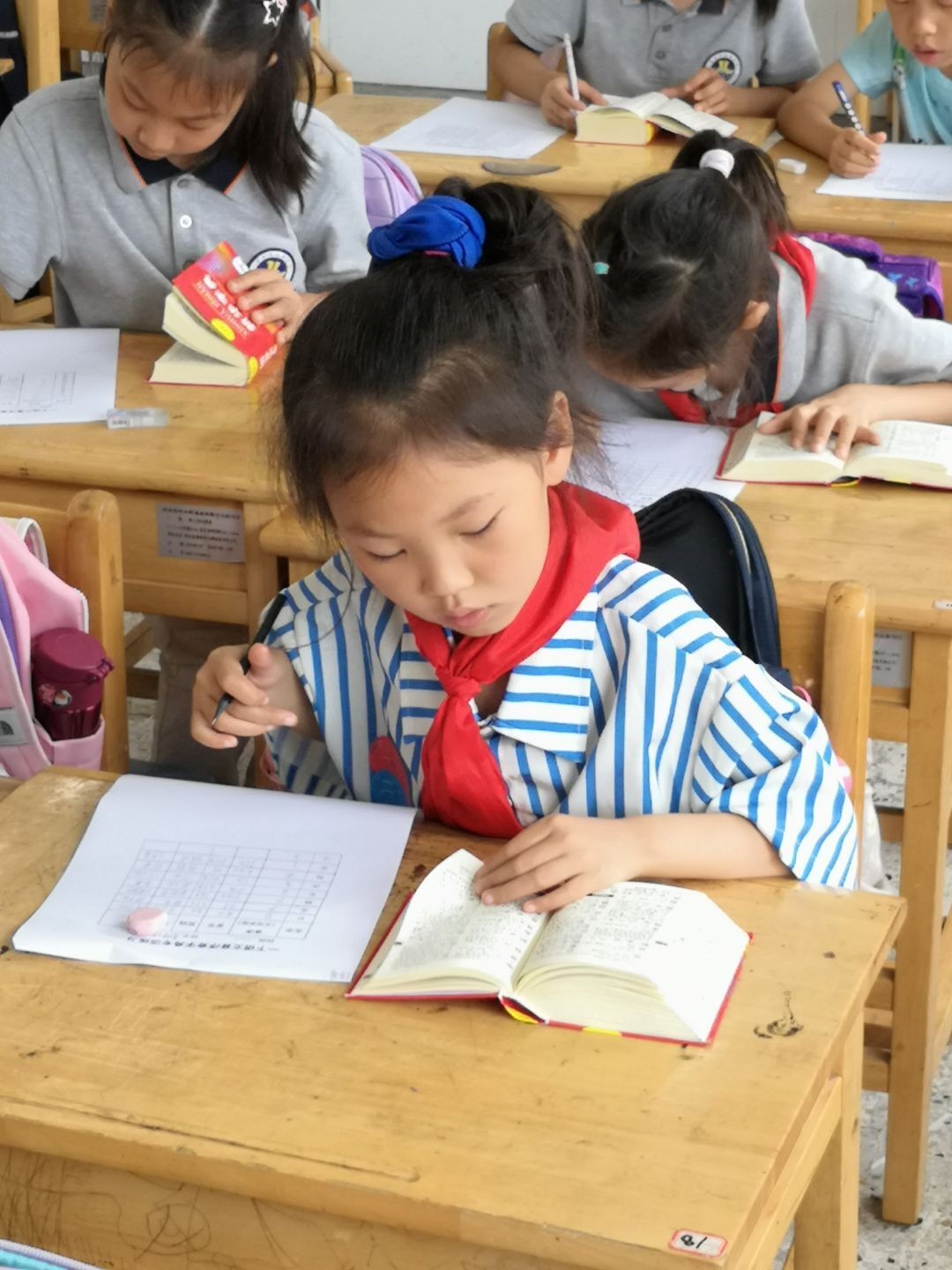 【博学广志】探秘百草园，神农查药“典”——南京市金陵小学（广志路校区）一年级语文查字典活动_html_55022bb6.jpg