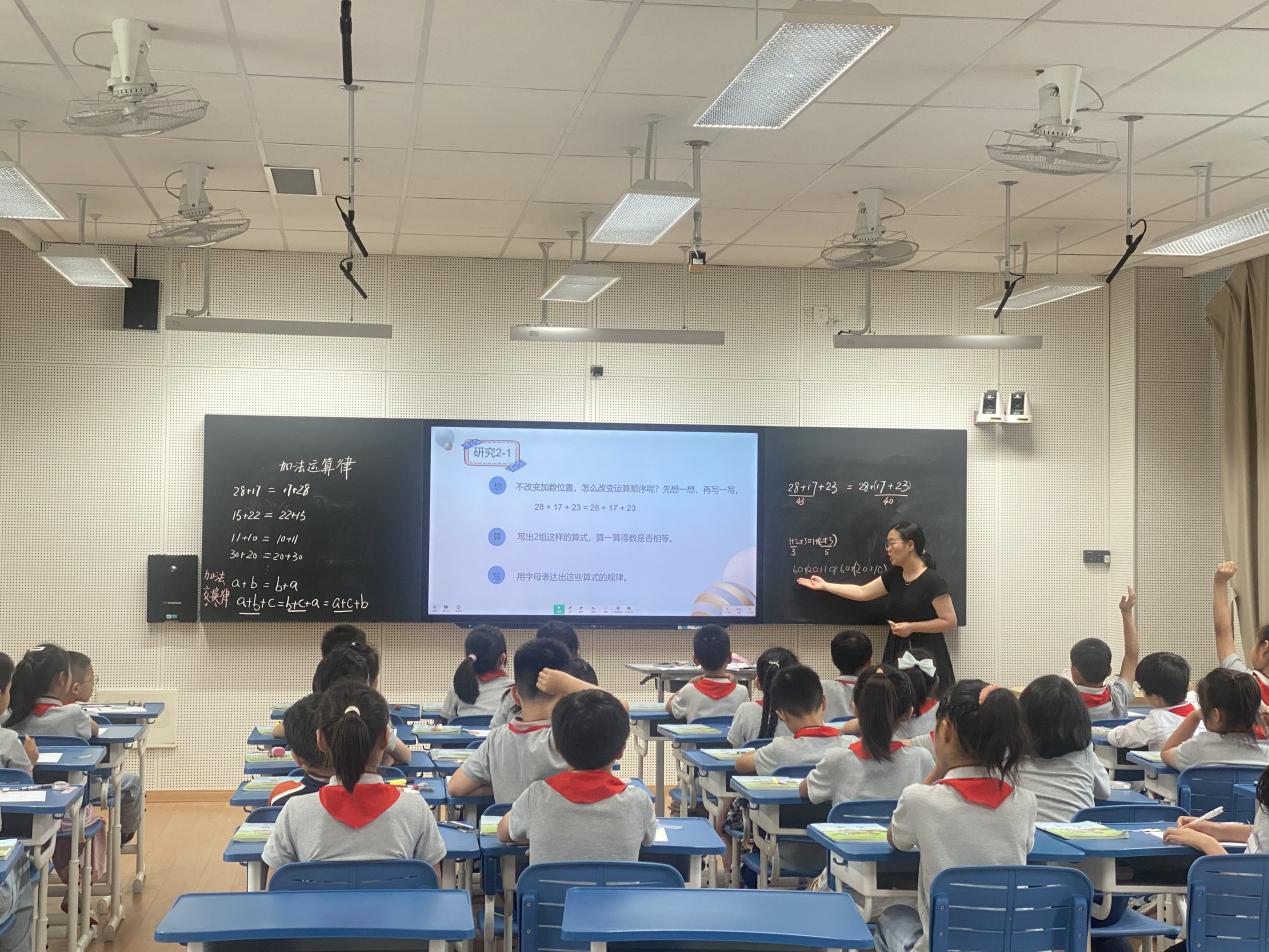 【湖畔·科研引领】聚焦核心素养 深耕运算律单元教学_html_67919f51.jpg