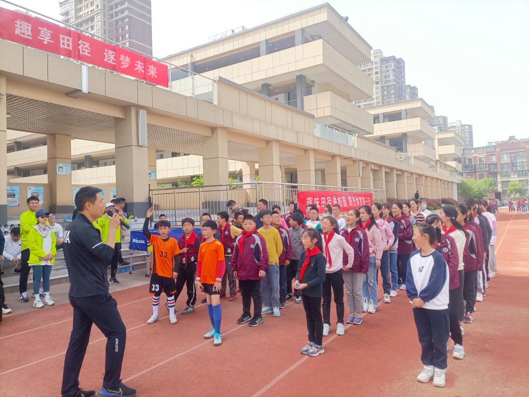 【博学广志】趣味田径进校园，阳光体育每一天--记五4班家长进课堂活动_html_4ce36f7e.jpg