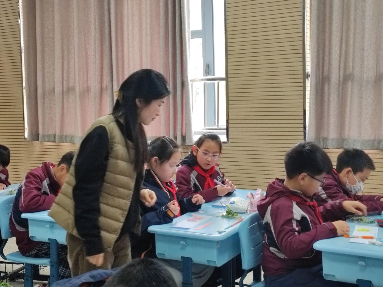 【博学广志】以研促教，共同进步——金陵小学广志路校区科学组校本教研活动_html_m170a6c50.jpg