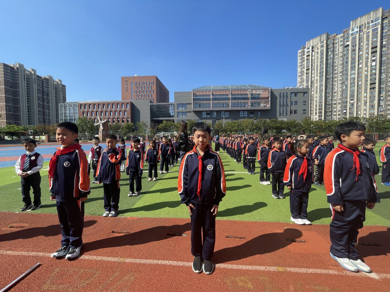 【湖畔·竞赛掠影】队形队列展风采 阳光活力正少年——记金陵小学（仙林湖校区）二年级进退场比赛_html_2b844503.jpg