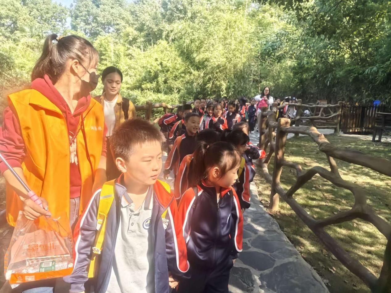 【湖畔•学生活动】秋游红山，乐享自然——记金陵小学（仙林湖校区）一年级秋季综合实践活动_html_m5a7b4735.jpg
