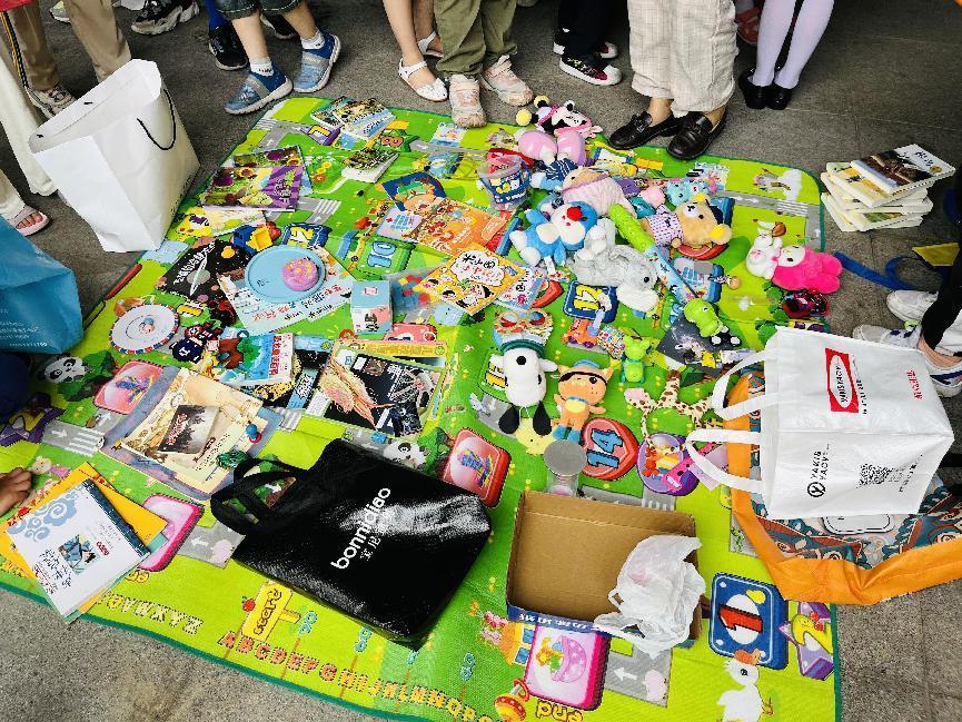 【湖畔光影】奉献爱心传真情 金小十年有我心——金陵小学（仙林湖校区）第九届爱心义卖活动_html_m2e2a30a4.jpg