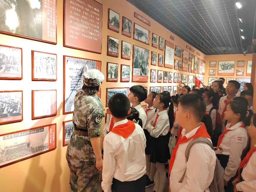 【红领巾寻访】喜迎二十大，共筑强军梦——南京市金陵小学红领巾走进临汾旅共庆“八一”建军节活动_html_m7e98a402.jpg