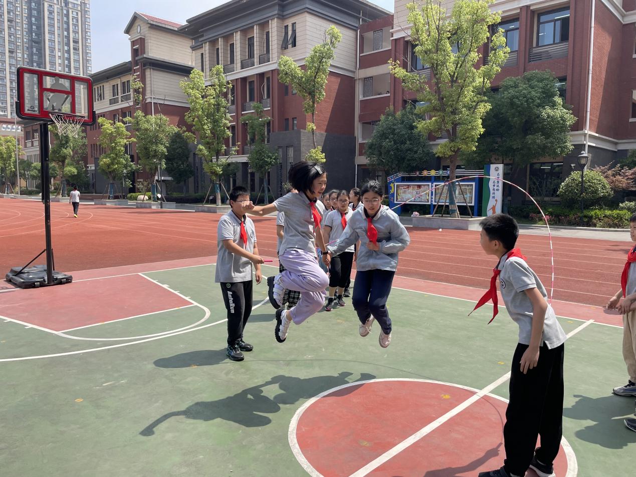 【湖畔光影】凌云赛场，斗志昂扬——第三届体育活动周之“板羽垫球、双人跳长绳比赛”_html_m3d709fcc.jpg