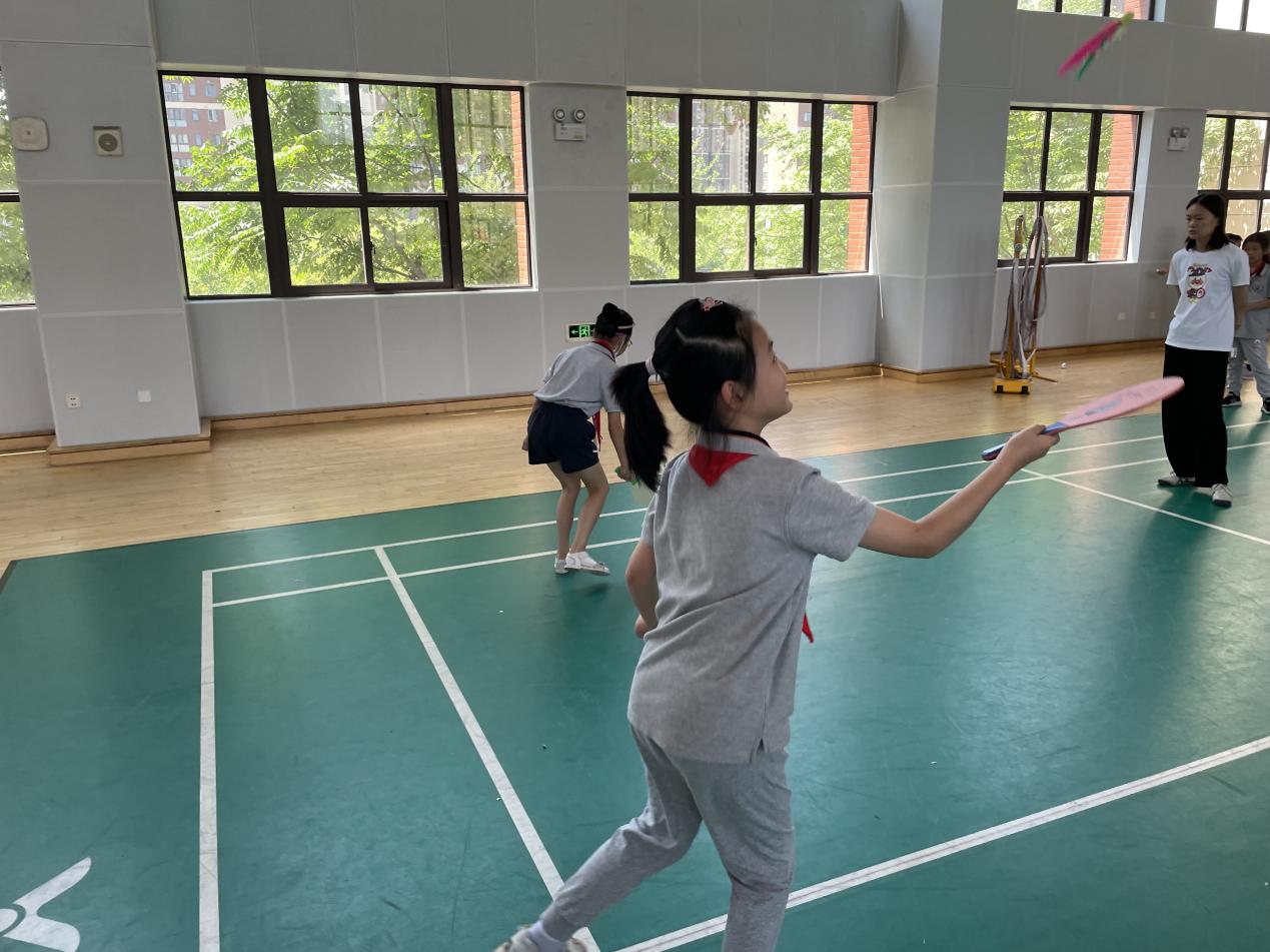 【湖畔光影】凌云赛场，斗志昂扬——第三届体育活动周之“板羽垫球、双人跳长绳比赛”_html_3f8dc0dc.jpg