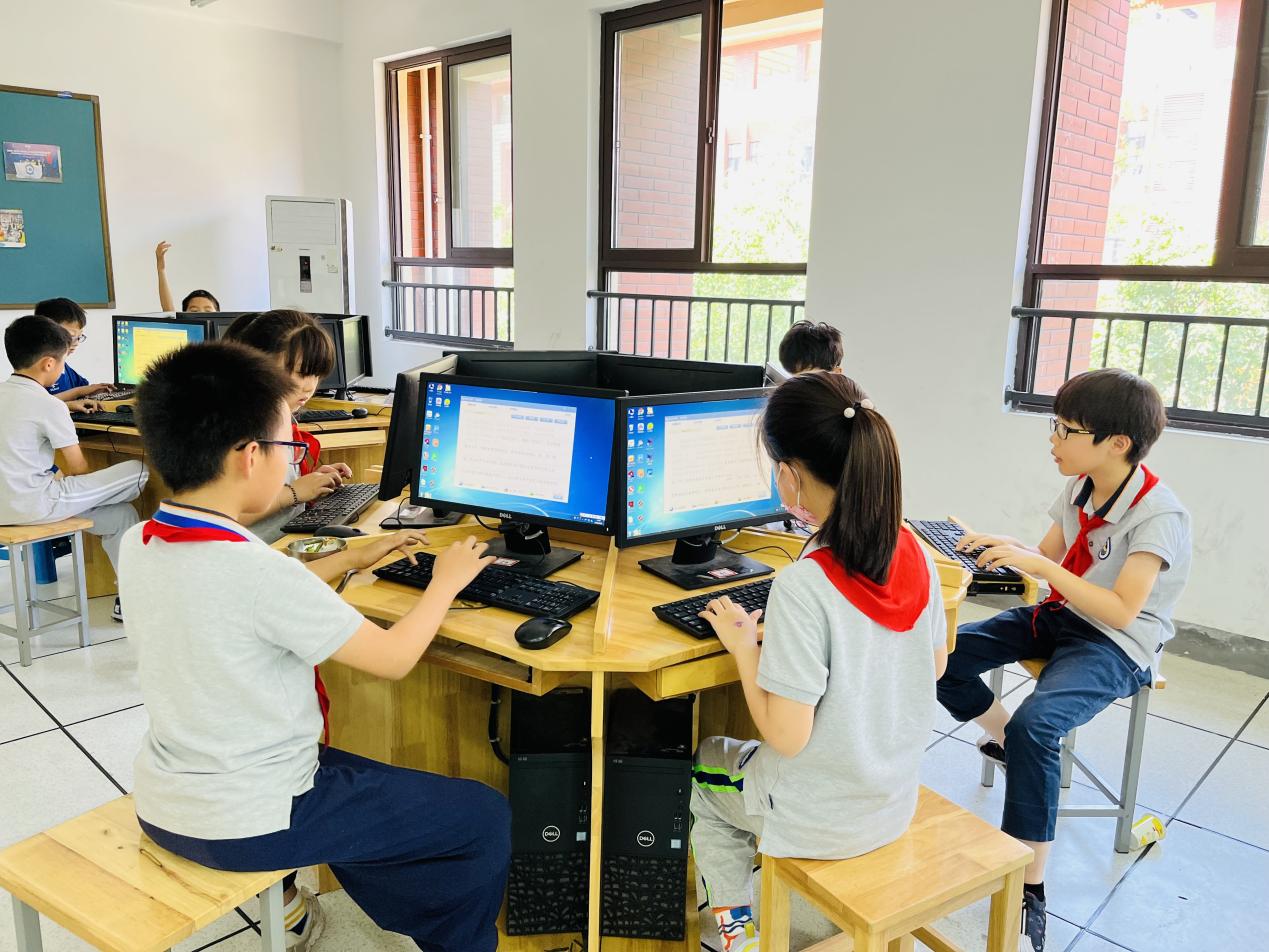 【湖畔光影】指尖飞扬，运指如飞——记金陵小学（仙林湖校区）第三届科技活动周之打字比赛_html_m69e41d20.jpg