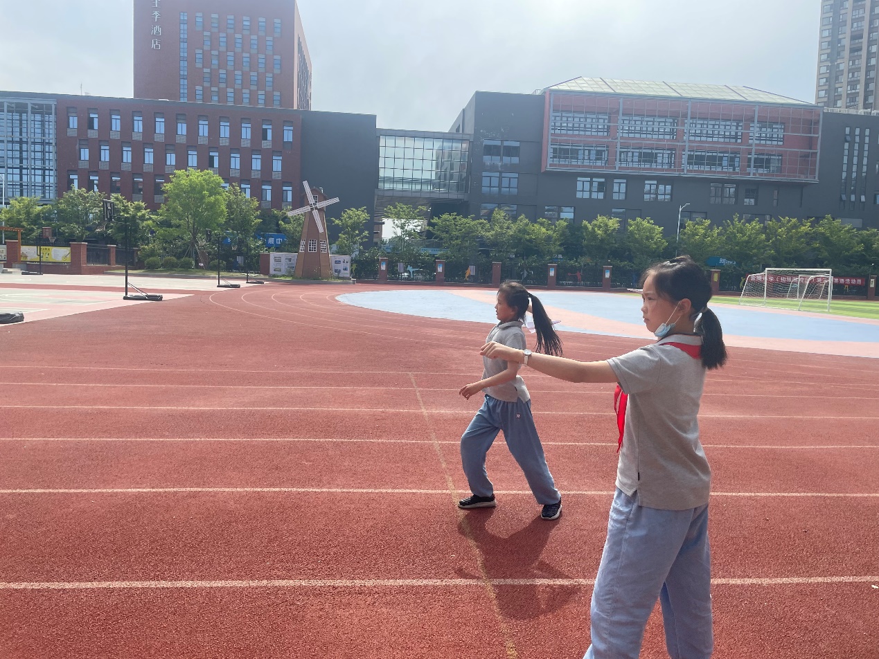 【湖畔光影】小小纸飞机，放飞科学梦—记金陵小学（仙林湖校区）之科技活动周三年级专场_html_m179d78fd.jpg