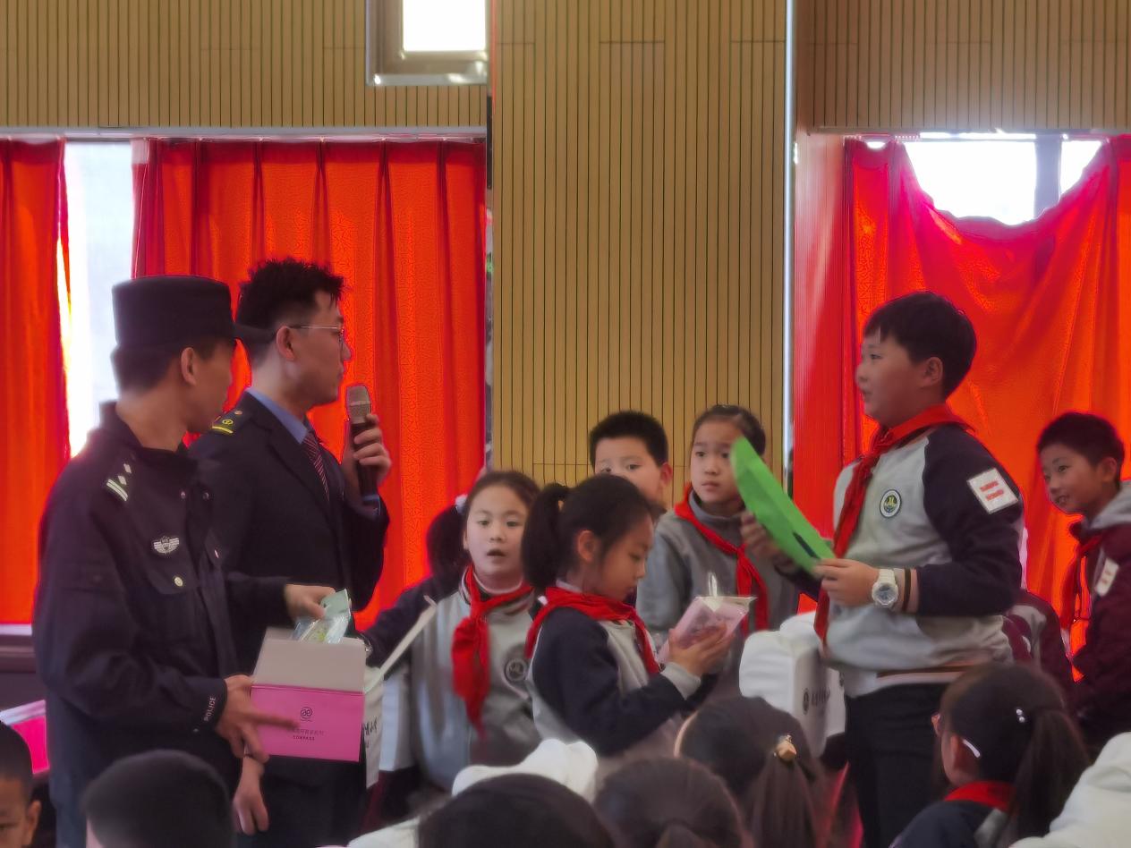 【博学广志】三月春风暖人心，铁路安全进校园_html_5047a569.jpg
