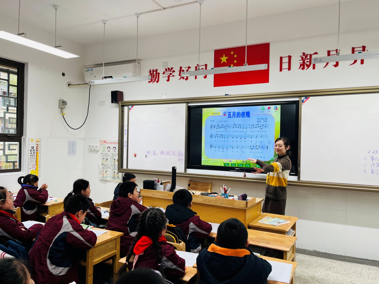 【湖畔·童化课堂】“音”生而研，“乐”在其中——音乐校本研修之课例研讨_html_m74668b51.jpg