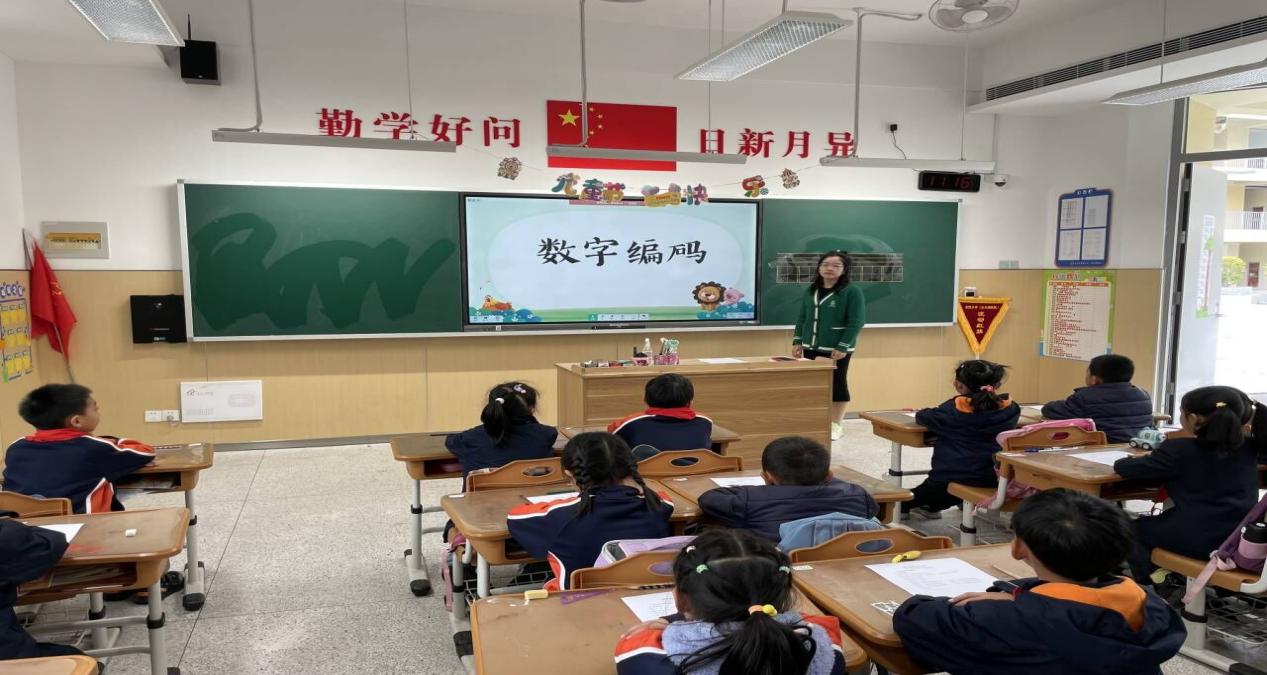 【湖畔·童化课堂】“生活中无处不在的数字编码”----数学故事汇之课例研讨（140）_html_182bb552.jpg