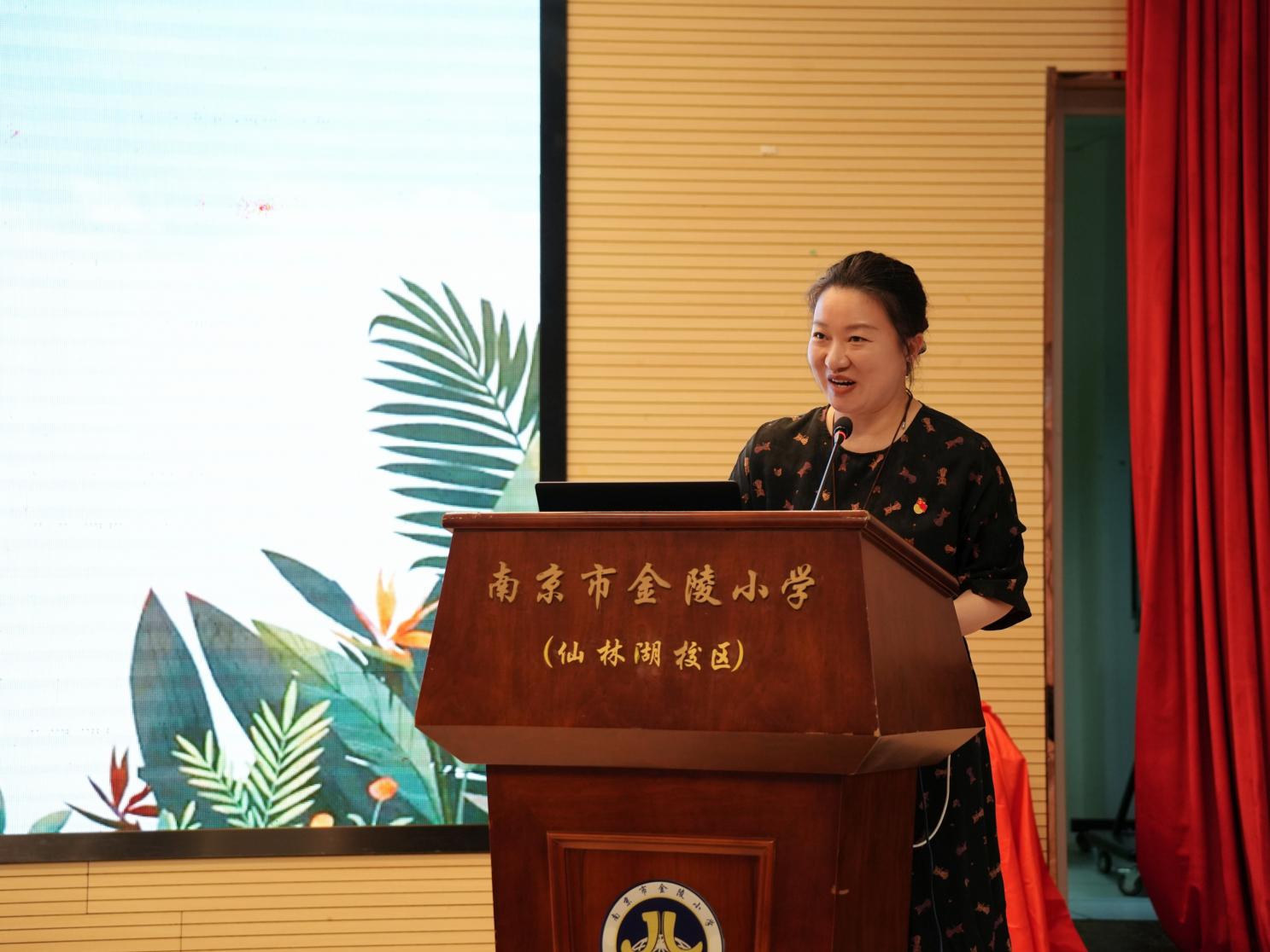 遇见自然：探索更广阔的世界——小译林《遇见自然》系列科普图书首发式暨栖霞区科普报告进校园活动_html_m7b055135.jpg