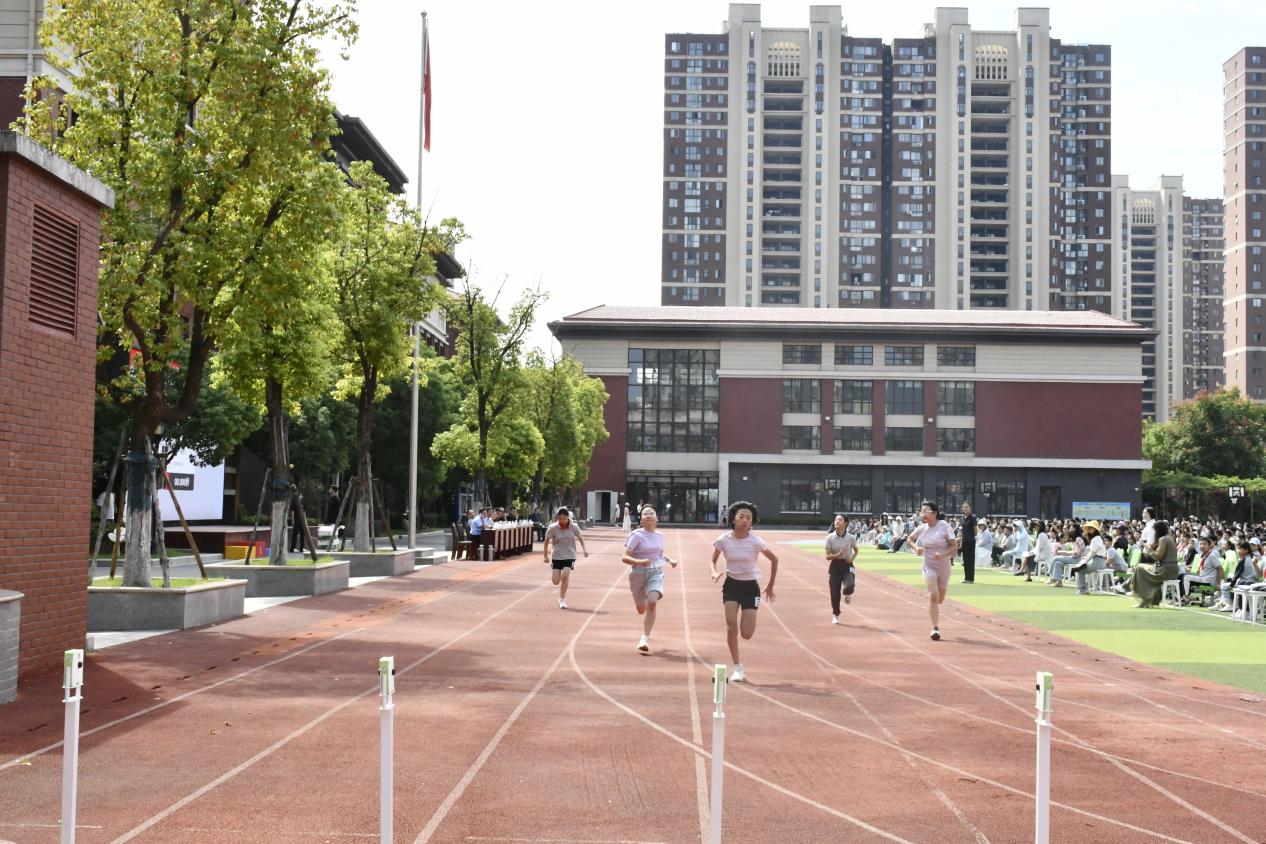 百米飞人挑战速度极限，体教融合共育世界儿童——南京市田径后备人才基地授牌仪式暨校园吉尼斯百米飞人大战活动_html_m40c1596e.jpg