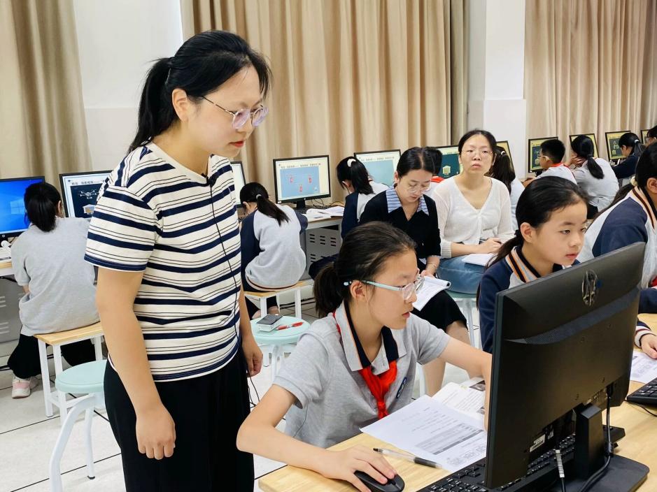 【湖畔·童化课堂】以问题链为导向的大单元教学实践研究——记栖霞区第四周小学信息科技主题课例研修活动_html_m5bc2825f.jpg