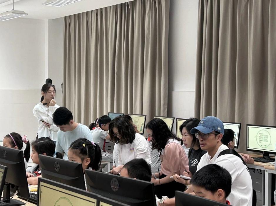 【湖畔·童化课堂】以问题链为导向的大单元教学实践研究——记栖霞区第四周小学信息科技主题课例研修活动_html_m26e42731.jpg