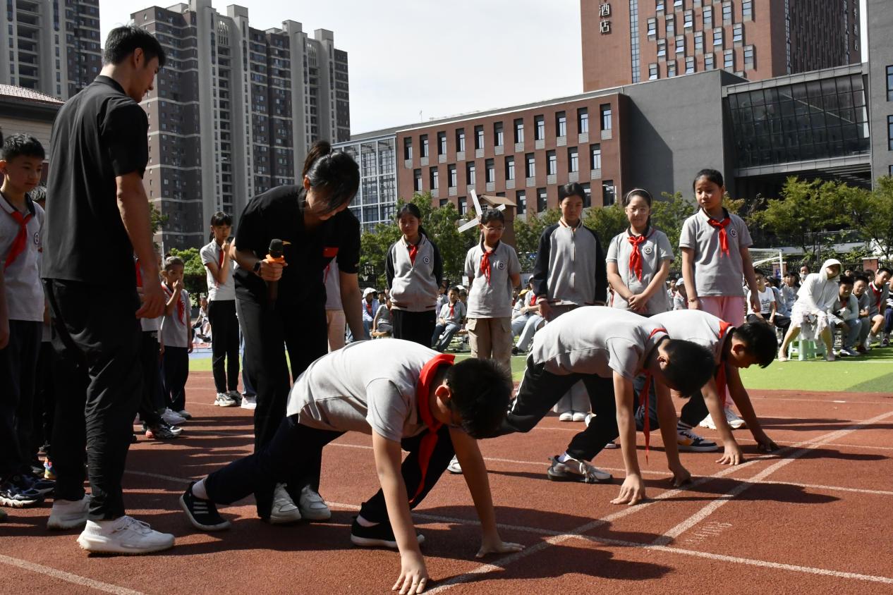 百米飞人挑战速度极限，体教融合共育世界儿童——南京市田径后备人才基地授牌仪式暨校园吉尼斯百米飞人大战活动_html_1e02b1a0.jpg