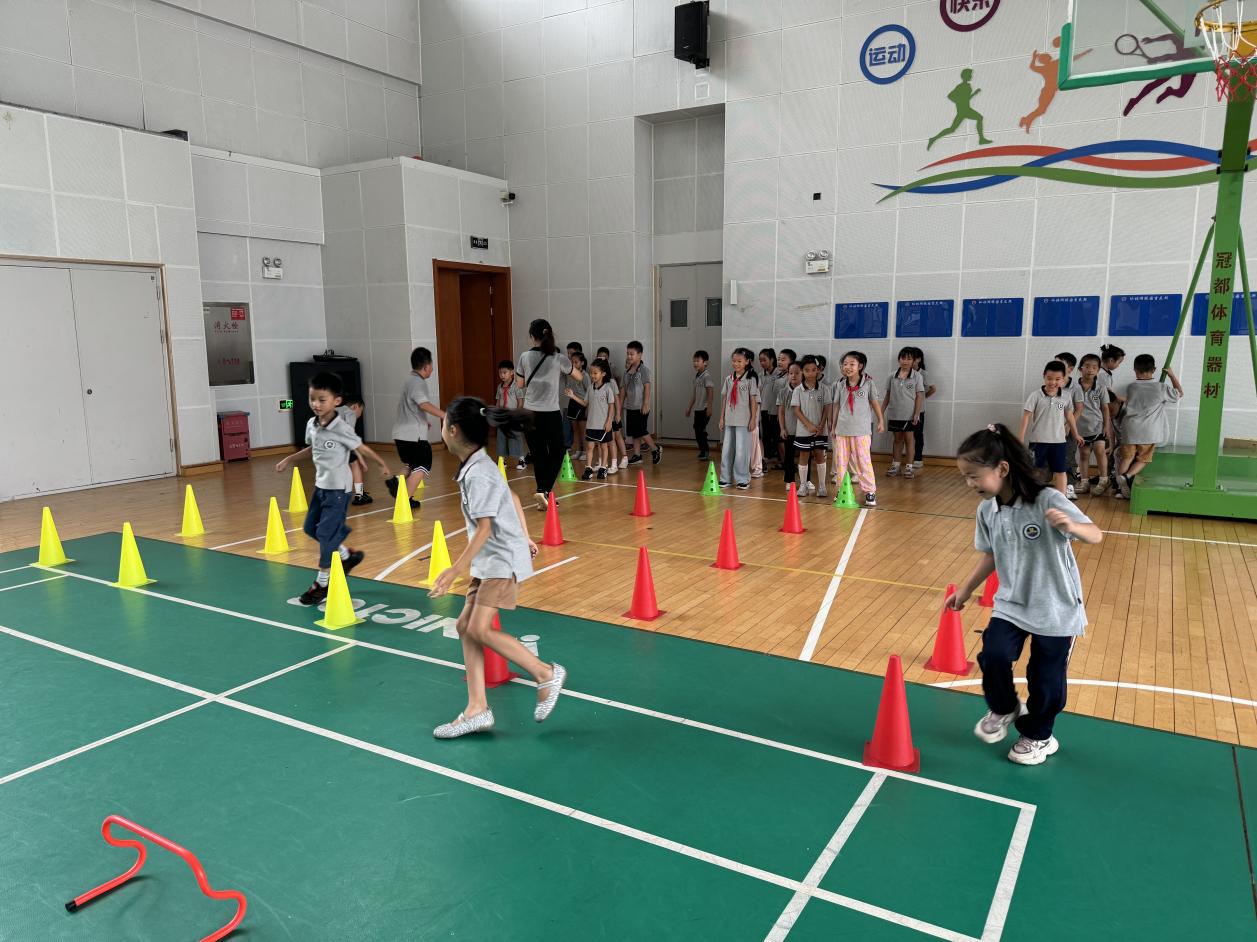 【湖畔·童化课堂】展体育课堂风采，以研促教共成长——体育校本研修之课例研讨_html_2ec34018.jpg
