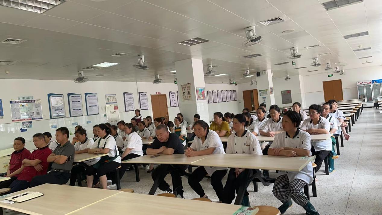【湖畔·共佑安全】金陵小学（仙林湖校区）食堂开学安全专项培训_html_m41e28945.jpg