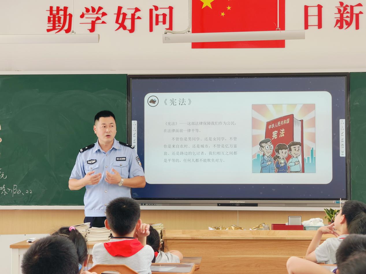 【湖畔·家校共育】法律就在我们身边 用法律浇灌祖国的花朵——三（16）班家长课堂_html_m5fa3c593.jpg