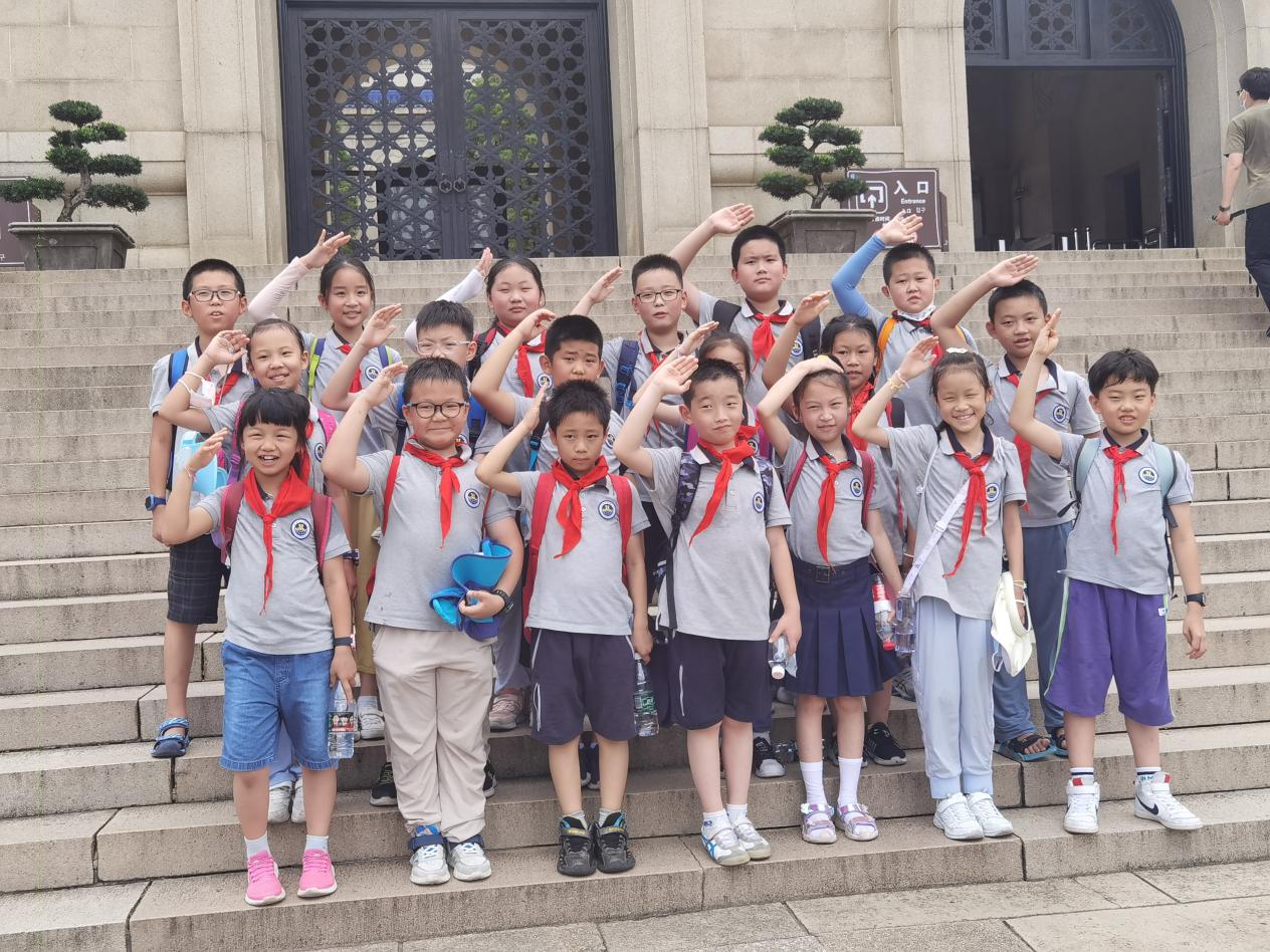 【湖畔光影】回顾革命历史 追寻红色足迹——记金陵小学（仙林湖校区）三年级红色教育研学活动_html_m26edf0ec.jpg