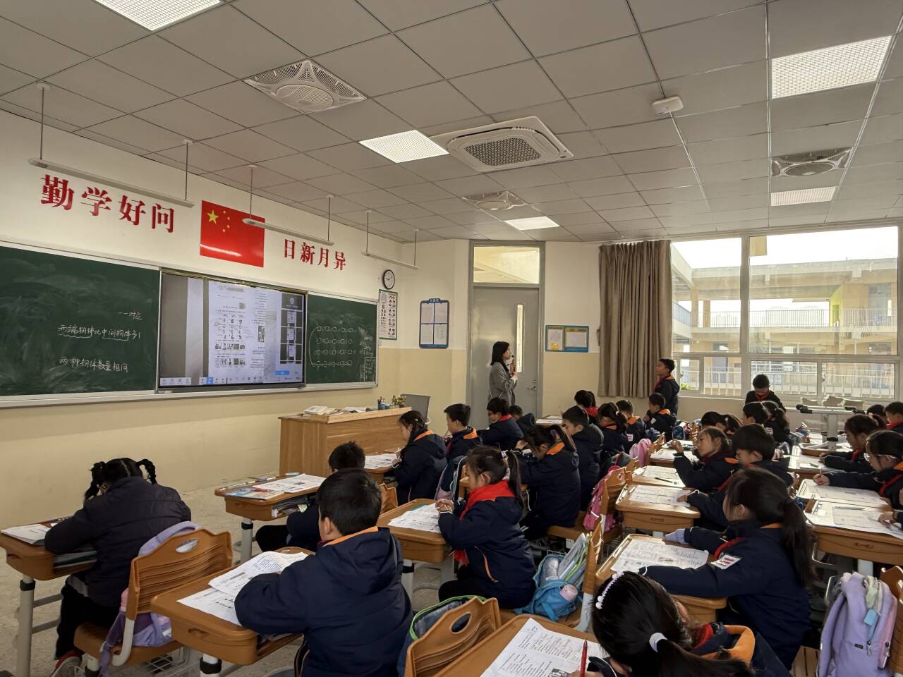 【湖畔·家校共育】共筑教育桥梁，见证孩子成长——金陵小学（仙林湖校区）第五次“家长开放月”三年级篇_html_4c953006.jpg