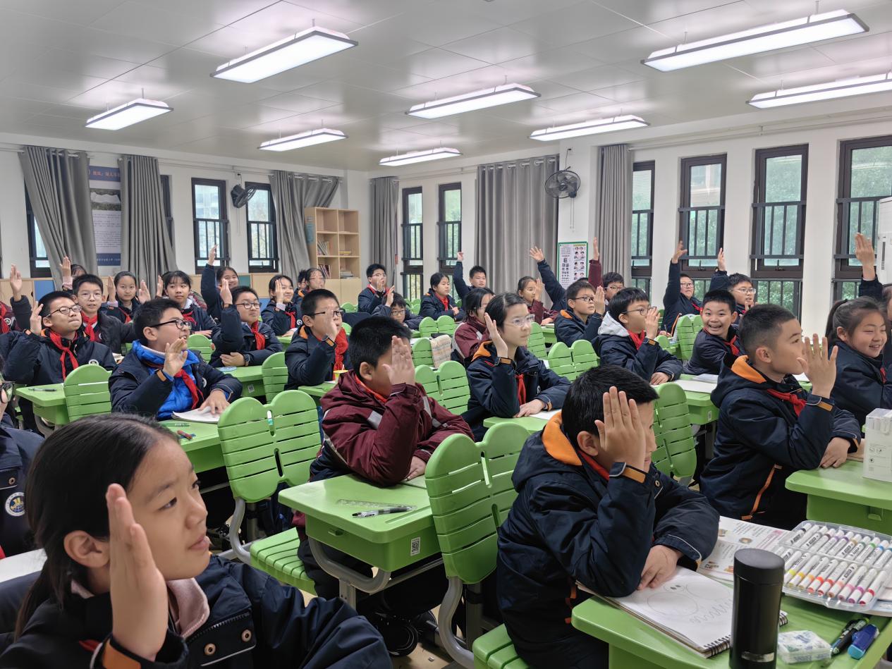 【湖畔·童化课堂】探寻人物装饰画的魅力，像大师一样创作——美术组校本主题研训活动_html_7008005a.jpg
