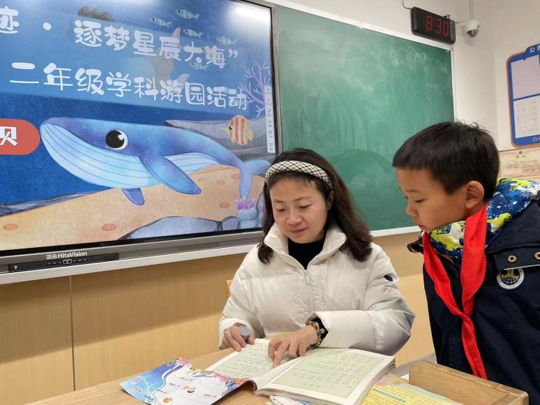 乐考无“纸”境，多元趣成长——“探寻成长足迹·逐梦星辰大海”金陵小学（仙林湖校区）二年级学科游园活动_html_6a0a6dd0.jpg