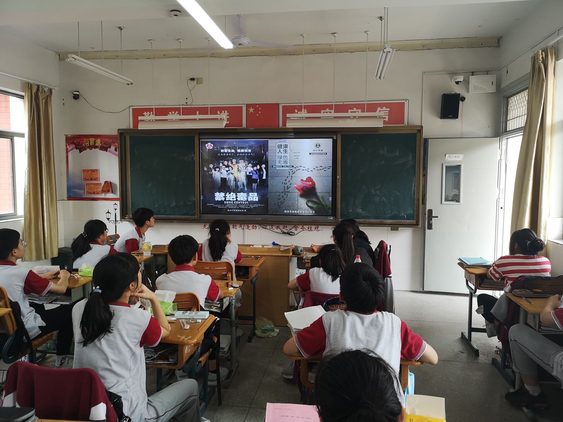 营防中学禁毒教育_html_m38579cdd.jpg