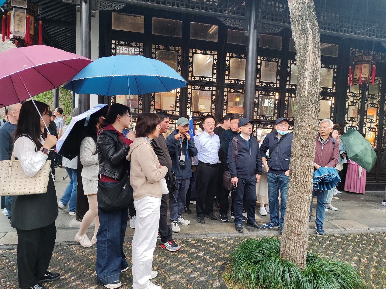 教职工春游 报道_html_4173686e.jpg