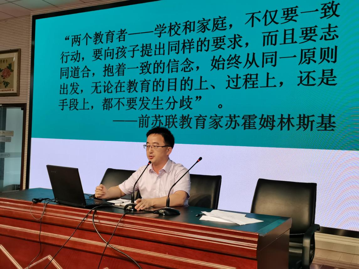 乘风破浪 一起成长——八年级家长会新闻报道_html_m659bcf7a.jpg