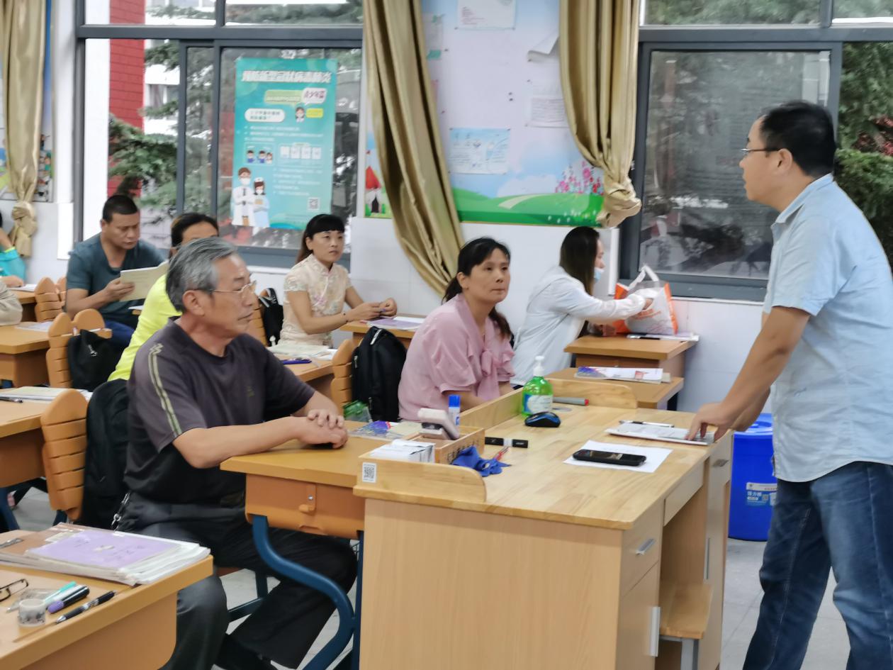 乘风破浪 一起成长——八年级家长会新闻报道_html_2a7ef63b.jpg