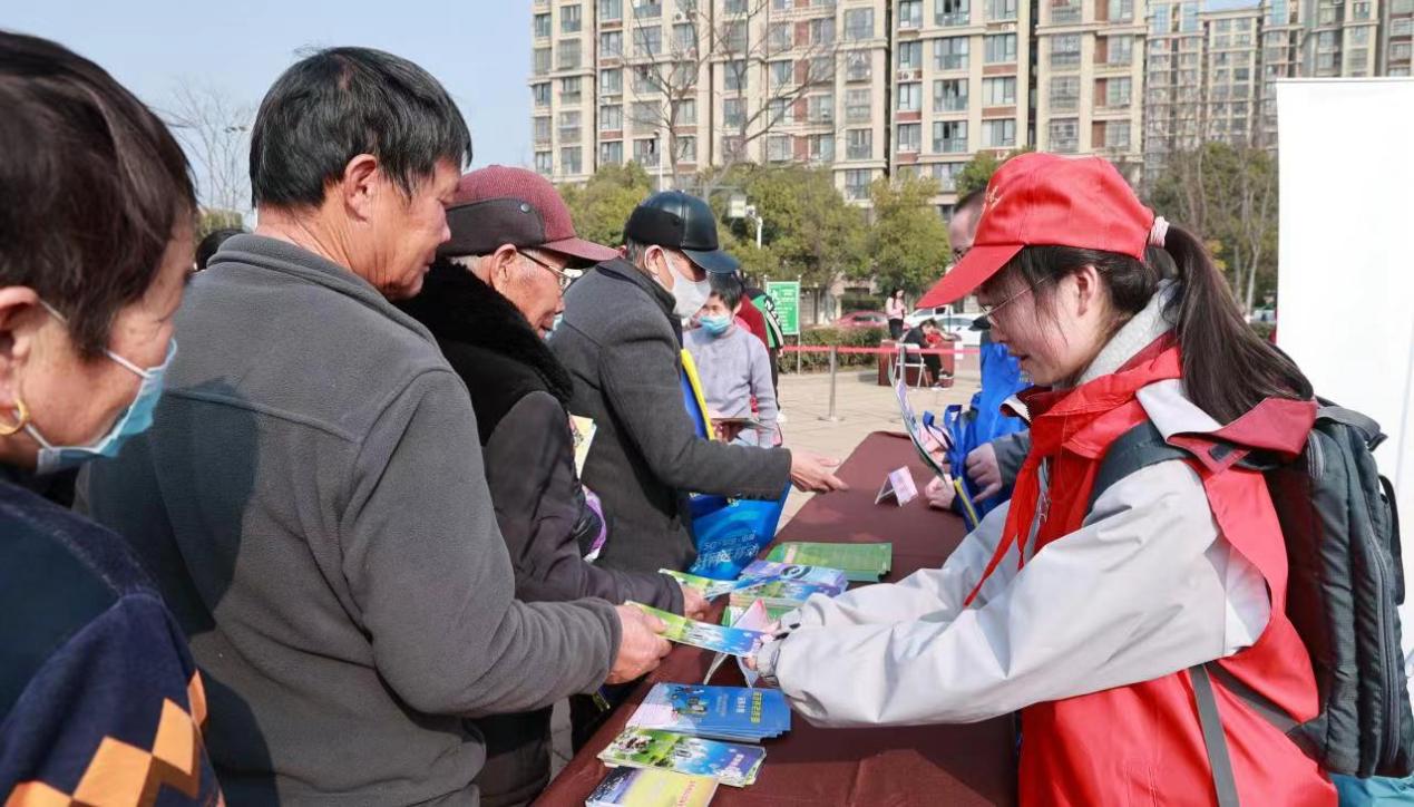 3.5【营中小青团】学习雷锋榜样，争做时代新人南京市营防中学校团委开展学雷锋系列志愿者活动_html_43d0d314.jpg