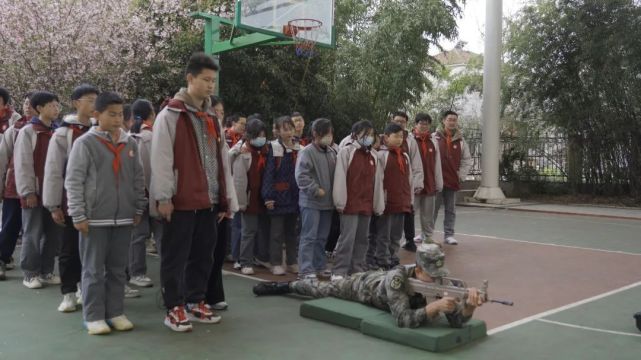 南京市营防中学开展国防教育课程展示_html_160e923c.jpg