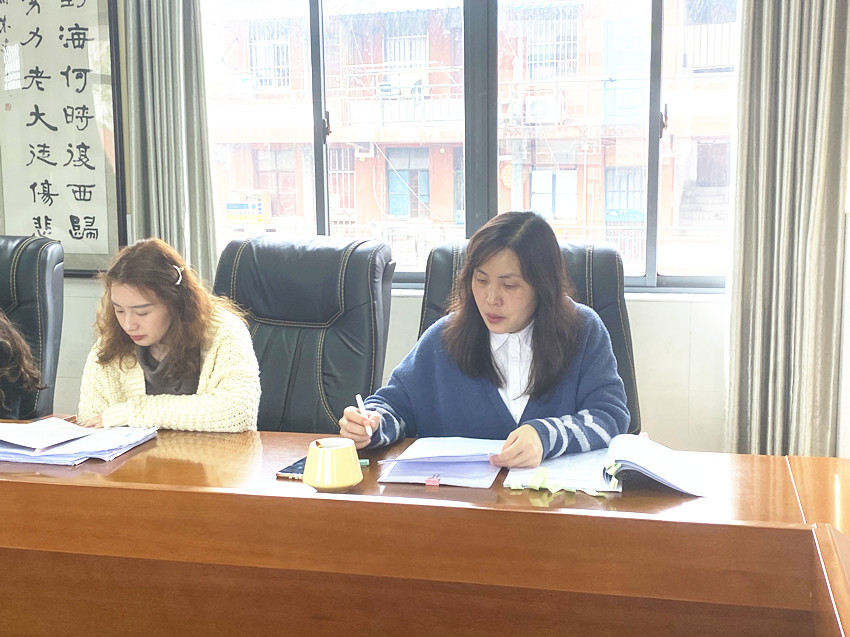 210412炼油厂小学英语组开展校本研修理论学习图片3.jpg