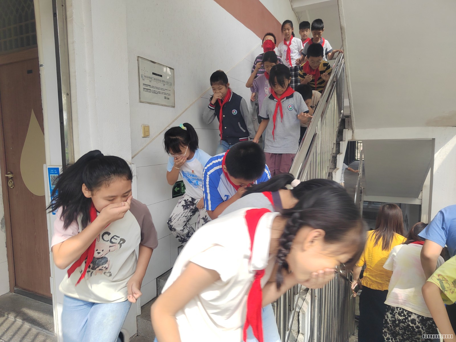 【润动炼小】消防安全记心间，筑牢安全防线 ——炼油厂小学开展消防逃生应急演练
