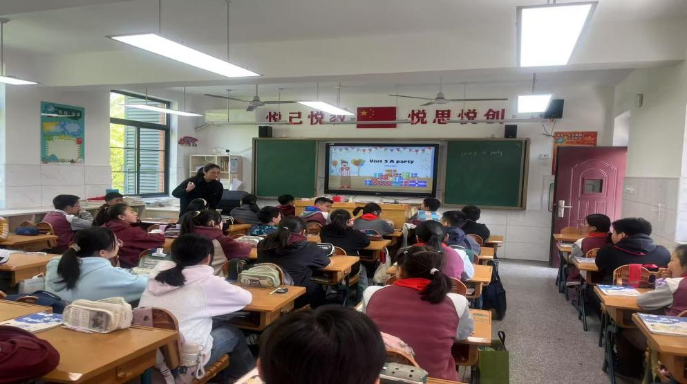 【悦群燕小 友学课堂】借“A party”扬起文化融合之帆
