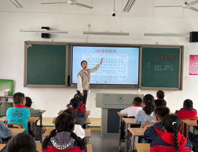 【悦群燕小】聚焦课堂，提升教师听评课能力——记音乐组第二次校本研修活动