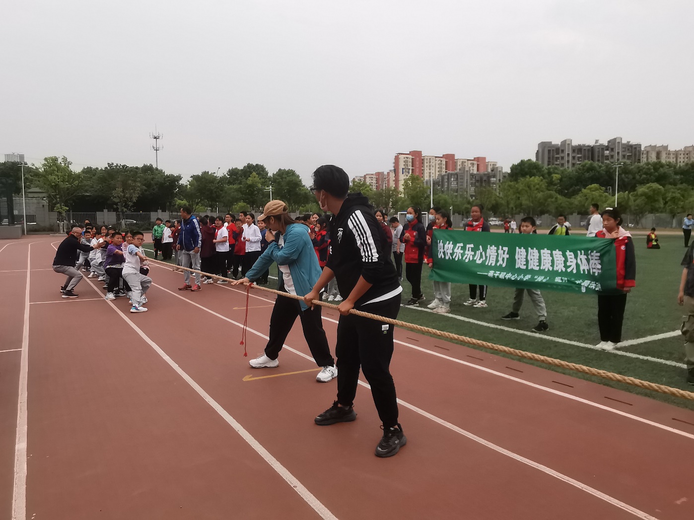 C28-8-2-5  燕小5月拔河比赛_html_2880307a.jpg