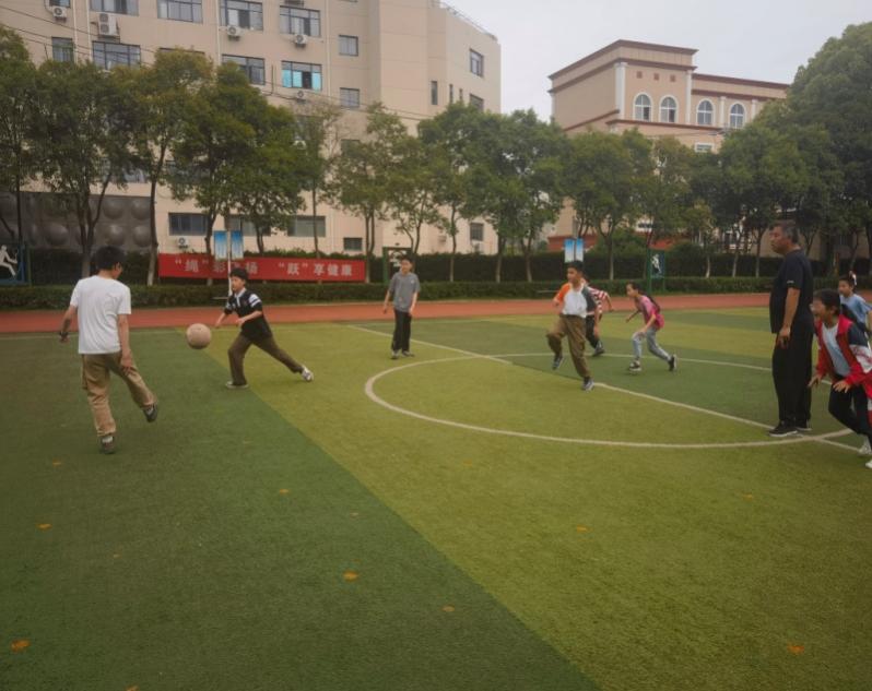 绿茵场上的足球少年新闻稿5.9_html_m52b2e349.jpg