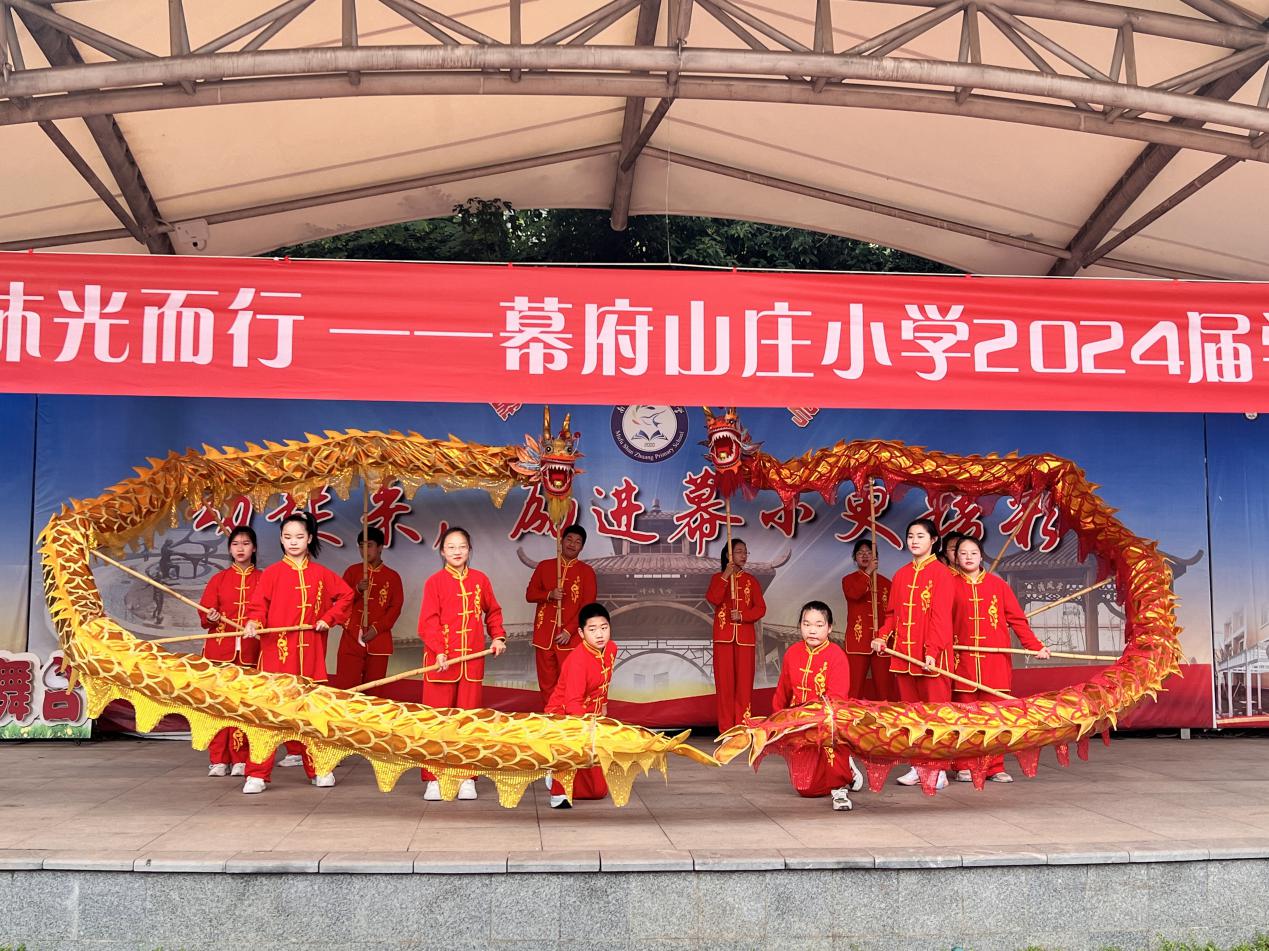 少年有梦 沐光而行——2024届毕业典礼新闻稿_html_2c23d4c7.jpg