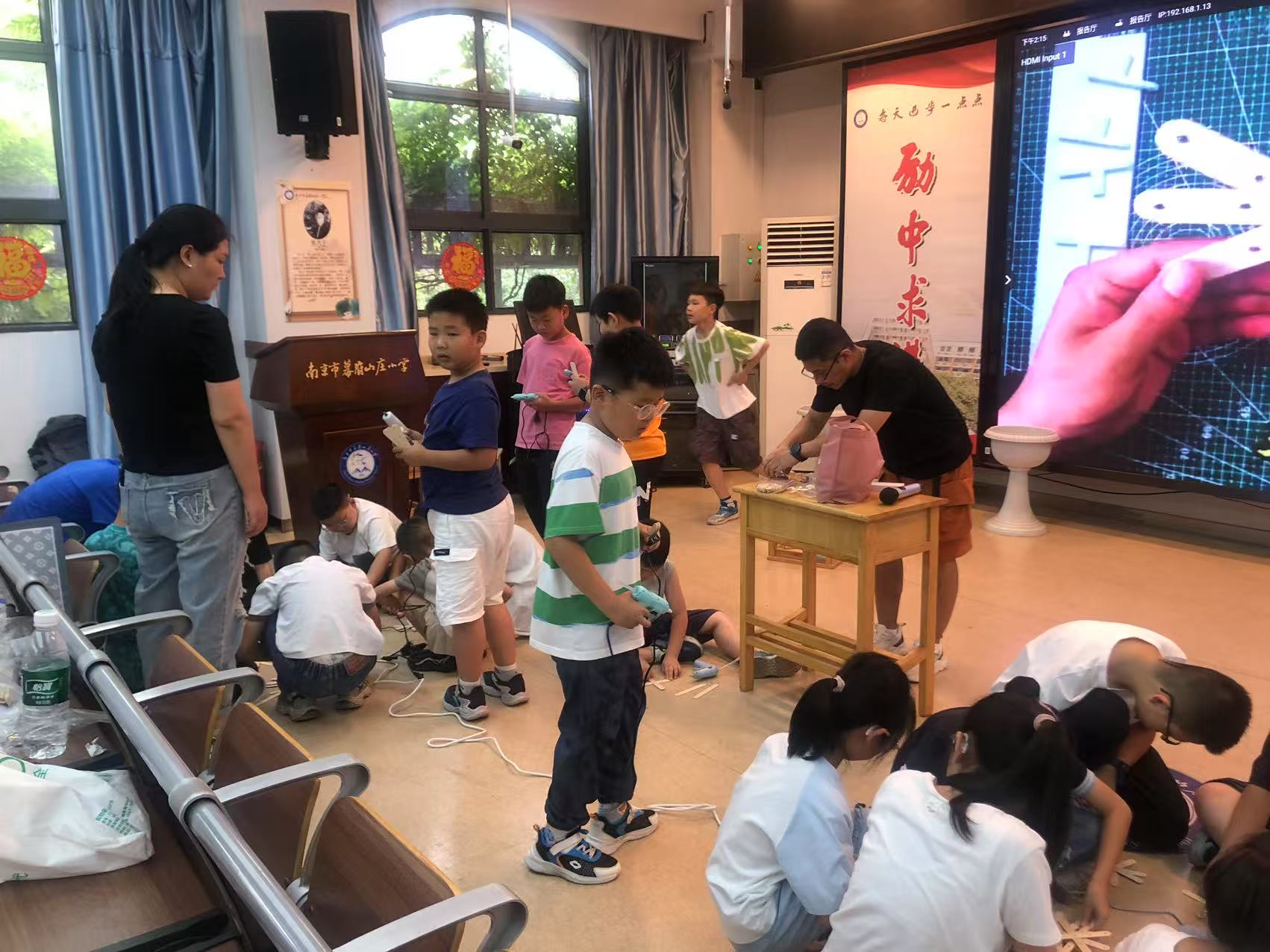 幕府山庄小学参加栖霞区科技模型竞赛_html_59aa2054.jpg