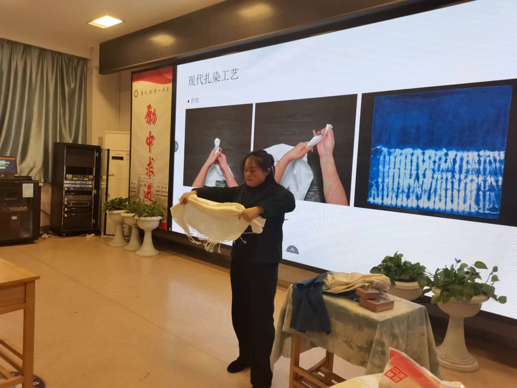 布艺非遗进校园 师生传承学扎染报道_html_m48f69748.jpg