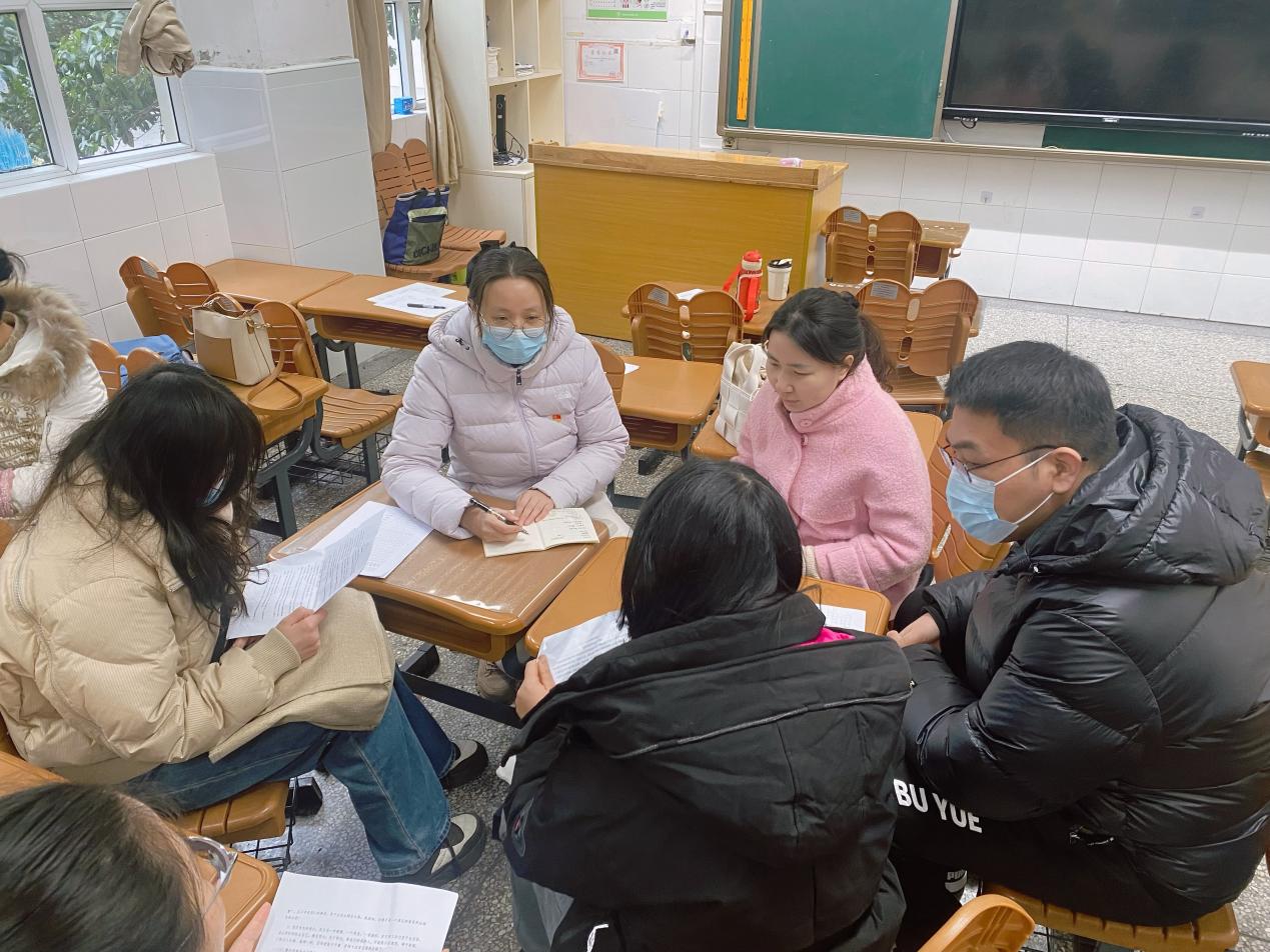 南湾营小学开展组织生活会暨民主评议党员大会_html_431e96b8.jpg