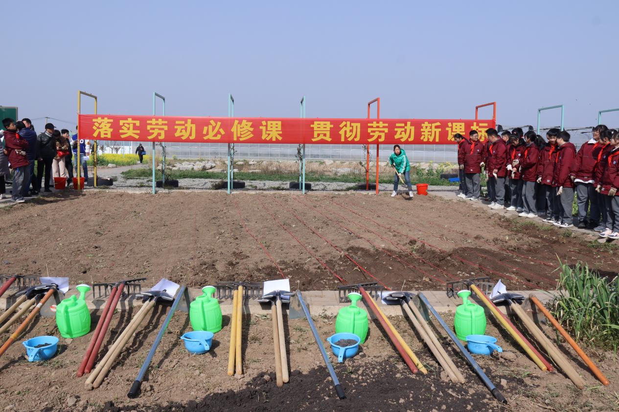 落实劳动必修课 贯彻劳动新课标(1)_html_m6e969400.jpg