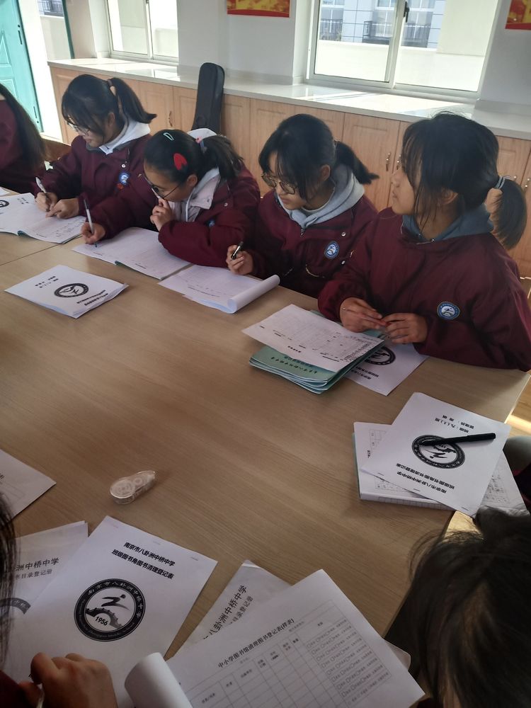 八卦洲中学中学图书馆班级图书角图书清理会议_html_18c91a1d.jpg