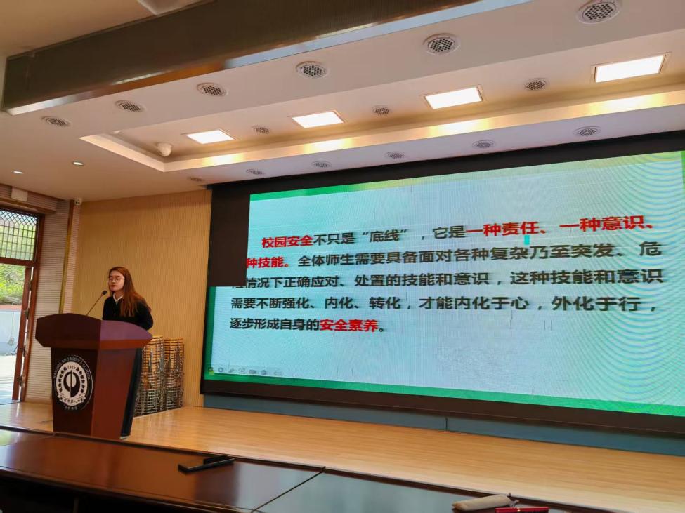 筑牢安全防线 共护校园平安_html_35932d28.jpg