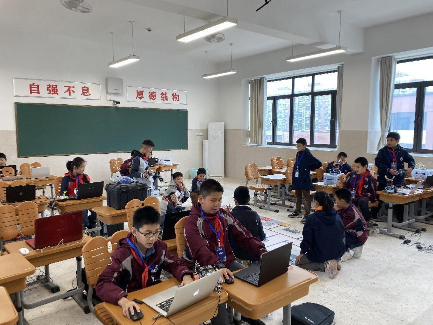 竞技激情，智慧成长——记学生参与信息素养提升实践活动项目现场赛(1)_html_46134678.jpg