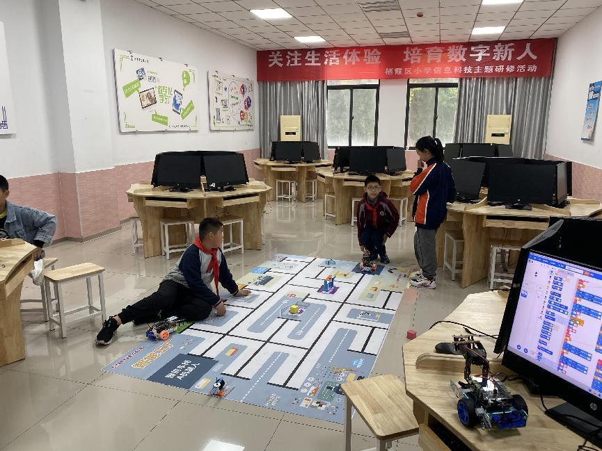 竞技激情，智慧成长——记学生参与信息素养提升实践活动项目现场赛(1)_html_bba9c52.jpg