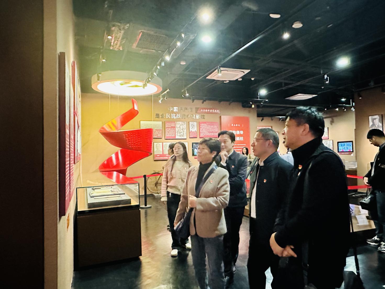 【石抱树·先锋行】追忆峥嵘岁月 赓续红色血脉——南京市金陵小学党委组织主题党日活动_html_1967b52a.jpg